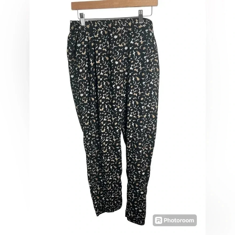 Vince Camuto Leopard print ankle length pants size Medium